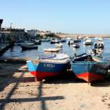 Torre a Mare � da sempre anche un luogo di pescatori, che qui hanno le loro barche e le loro case: incontriamo alcuni di loro nei pressi del suggestivo porto